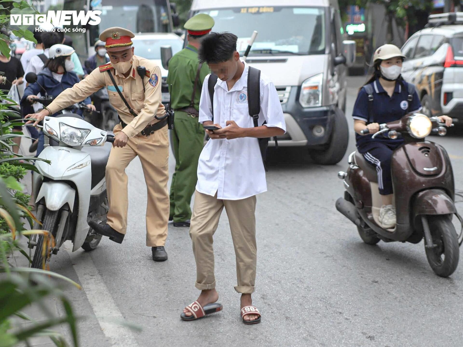 hoc sinh khong doi mu anh 9