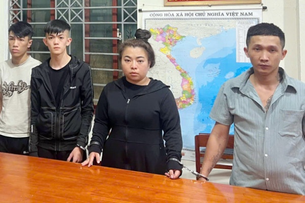 'Nu quai' cam dau nhom thanh thieu nien gay roi trat tu cong cong hinh anh