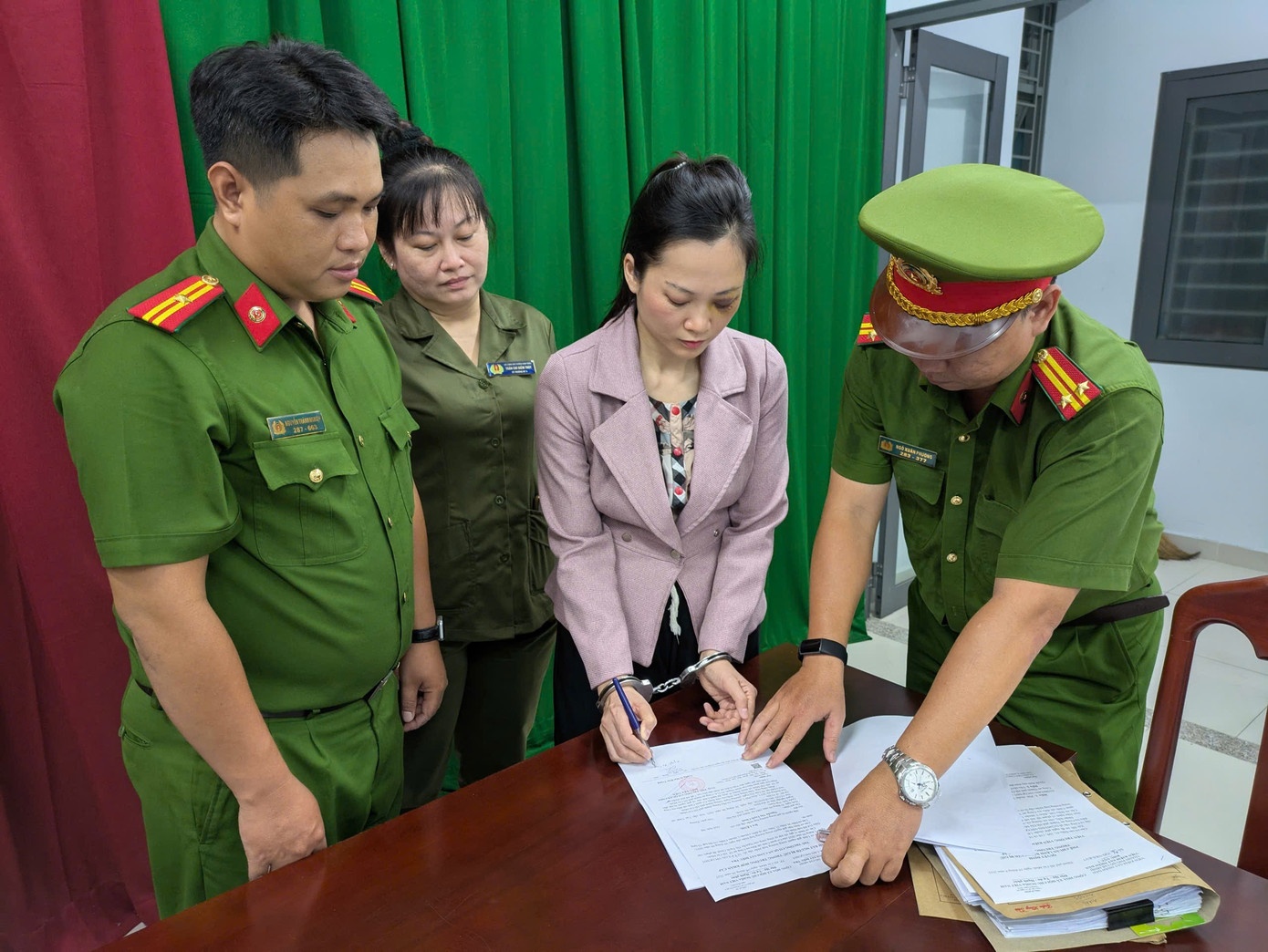 hanh hung khach hang anh 2