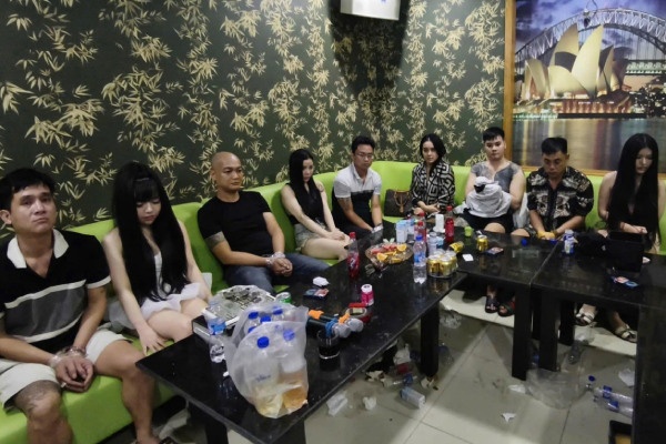 Quan ly quan karaoke bi bat vi cho nhom dan choi 'phe' ma tuy hinh anh