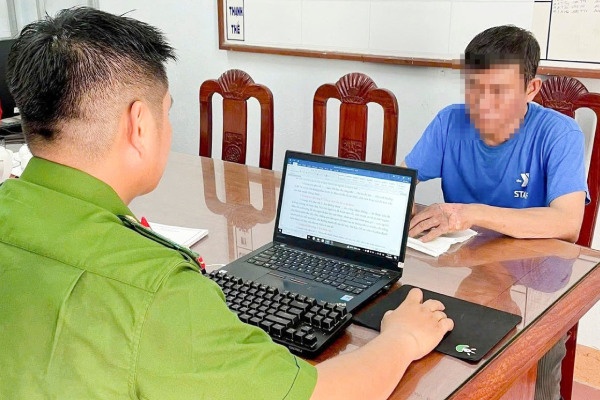 Ghen tuong, nguoi dan ong mang xang dot tiem spa cua tinh cu hinh anh