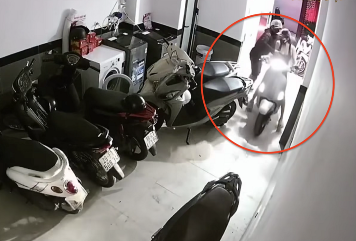 Giat tui xach,  sam so co gai,  Chung cu mini anh 1