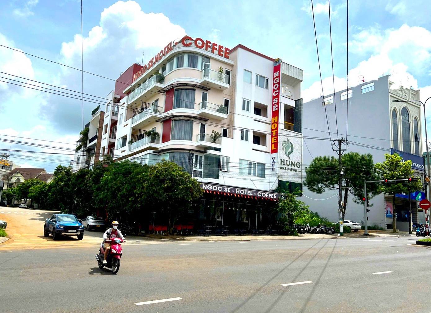 Nguoi bao ve va chieu qua mat luc luong chuc nang de moi gioi mai dam hinh anh