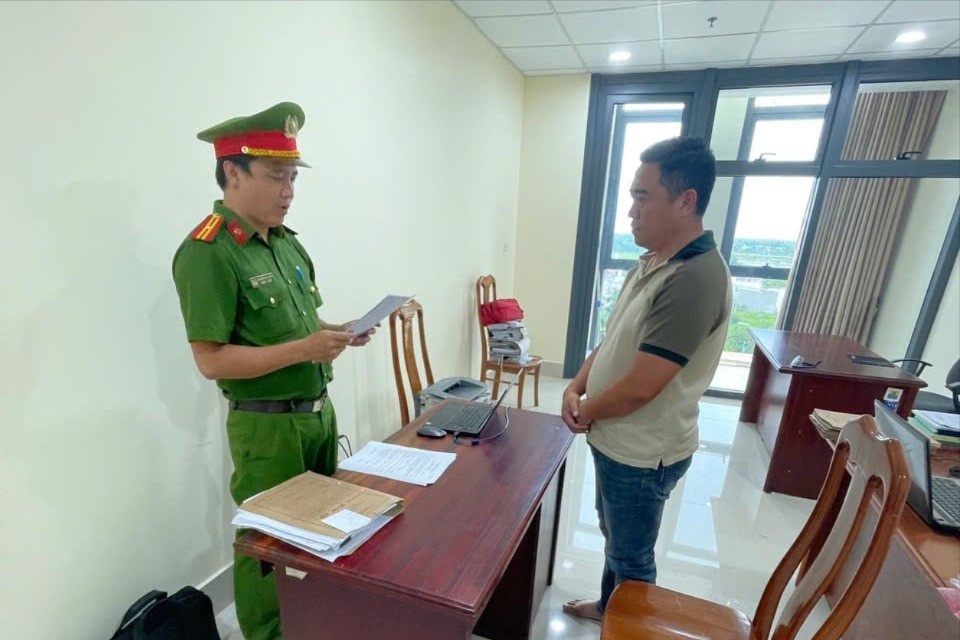 Khoi to 2 giam doc mua hoa don khong 'hop thuc' cat troi noi hinh anh