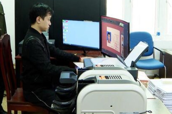 Pha duong day lam gia giay to lien tinh do 'ong trum' 9X dieu hanh hinh anh