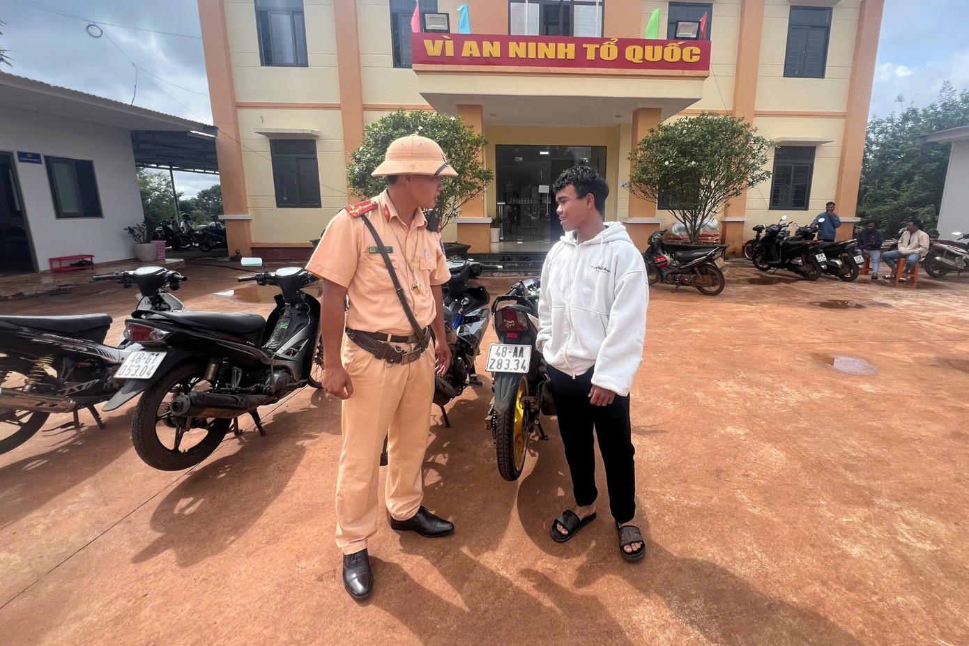 Bat nhom 'quai xe' dua xe trai phep, quay clip dang len mang hinh anh