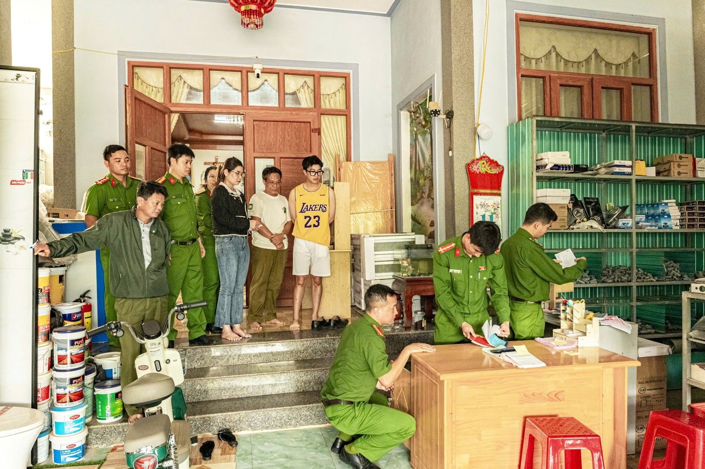 Ba chu cua hang,  vat lieu xay dung anh 1