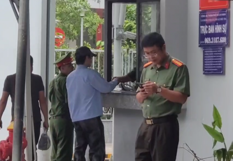 Ca si Khanh Phuong den lam viec voi Cong an TP.HCM hinh anh