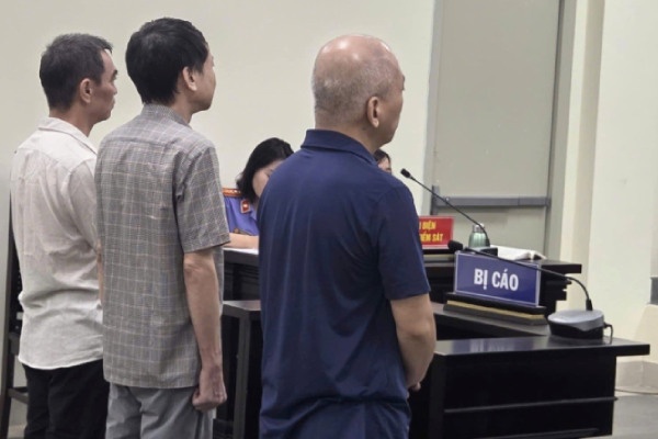 Nam ca si linh 13 nam tu vi lua tien 'chay an' hinh anh