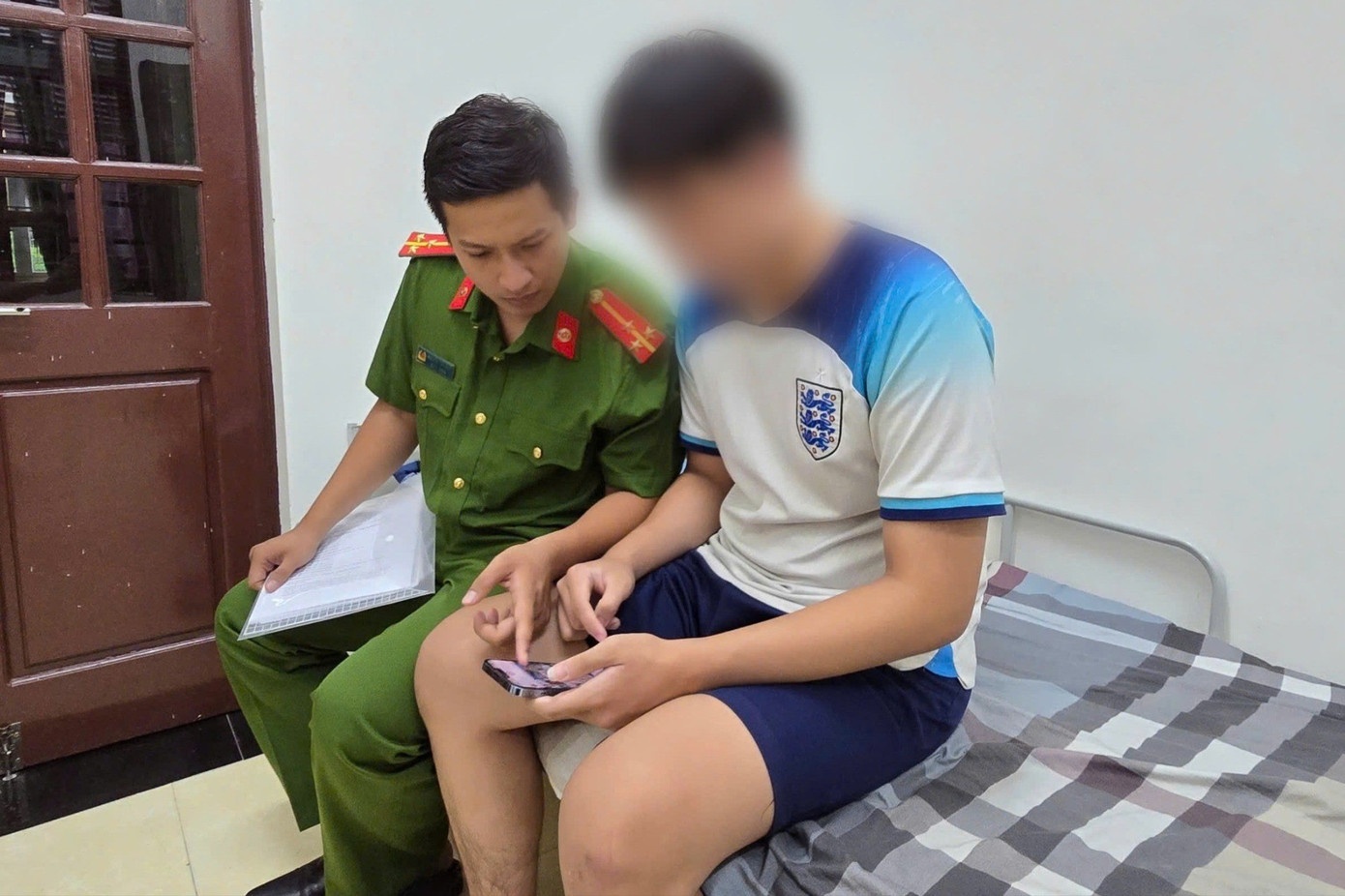 Nam sinh mac bay,  Bat coc online anh 1
