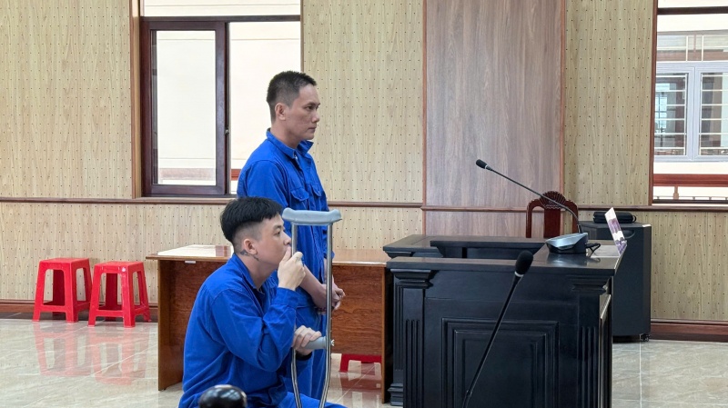 Cham vao ban nu,  Cuoc hat karaoke anh 1