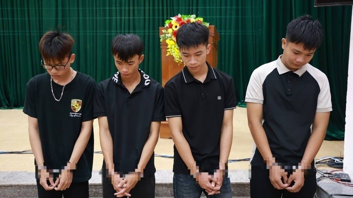 Nhom thanh nien,  Danh nguoi trong thuong anh 1