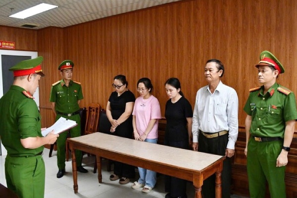 Phong kham tuyen bac si rom, 've' benh moi tien: Khoi to loat lanh dao hinh anh