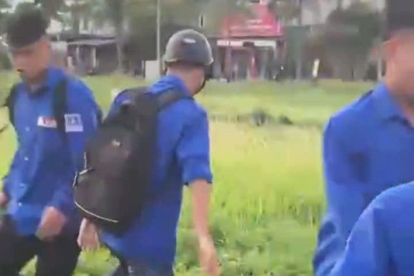 Nam sinh Hai Phong,  Bi danh hoi dong anh 1