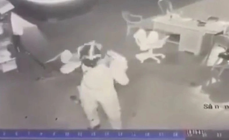 Vu 3 nguoi tu vong: Nghi pham bit mat cam sung roi khoi hien truong hinh anh