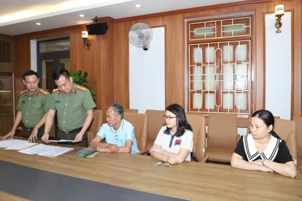 Lap khong ho so benh an nham chiem doat tien bao hiem hinh anh