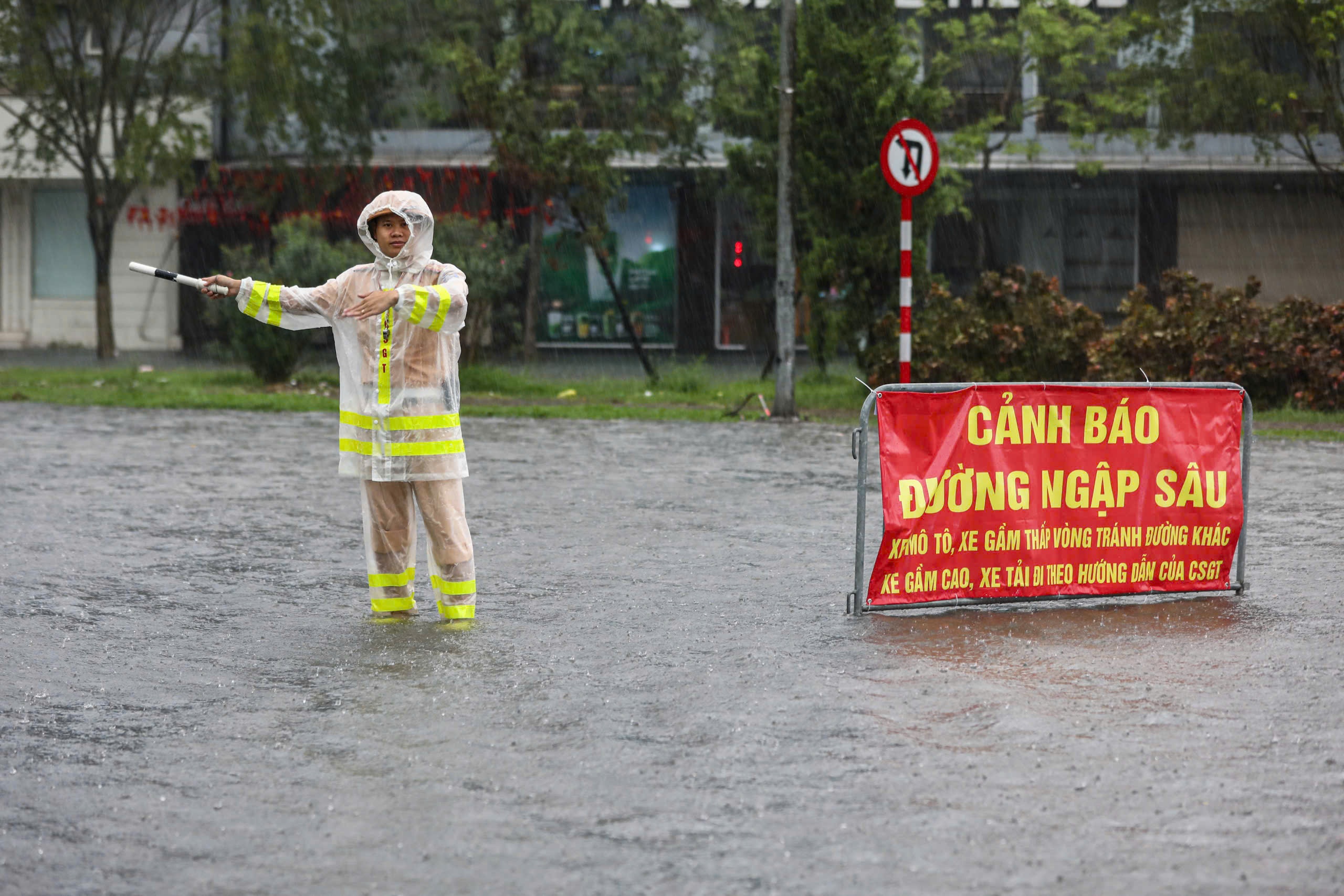 Cong an Ha Noi khuyen cao nguoi dan han che di chuyen qua diem ngap hinh anh