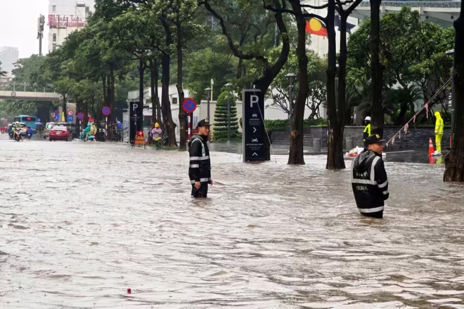 Chien si Cong an Thu do ngam minh trong nuoc ngap de giup nguoi dan hinh anh