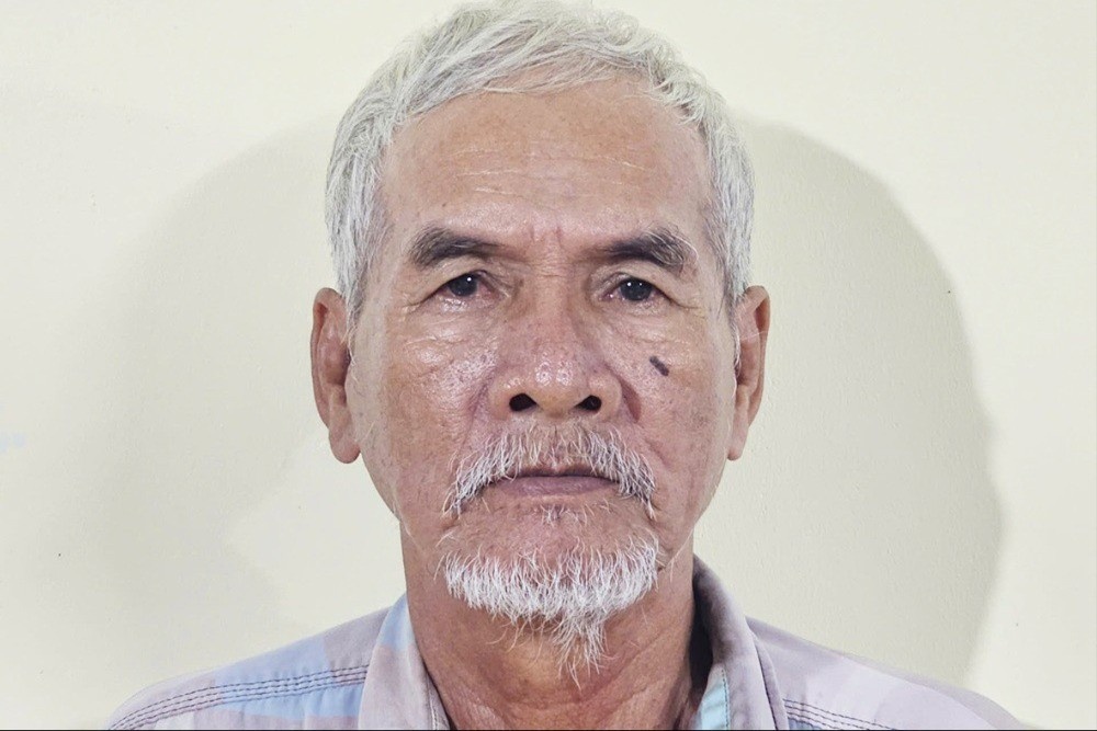 Bat giam ong lao gio tro doi bai voi be gai hinh anh