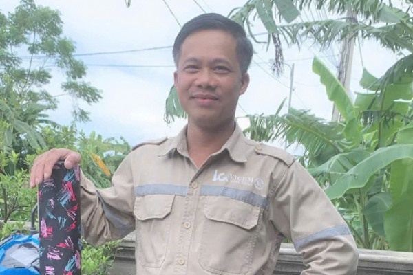 Chong sat hai 2 me con roi nhay song tu tu hinh anh