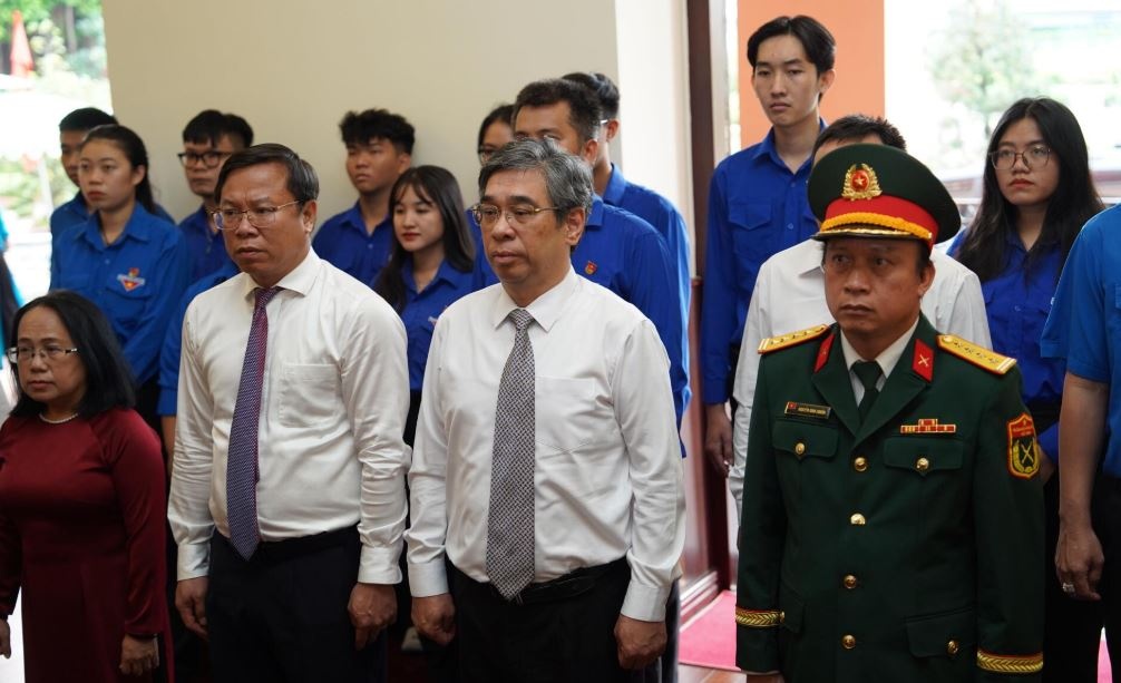 Doan dai bieu TP.HCM dang huong tuong niem cac anh hung liet si hinh anh