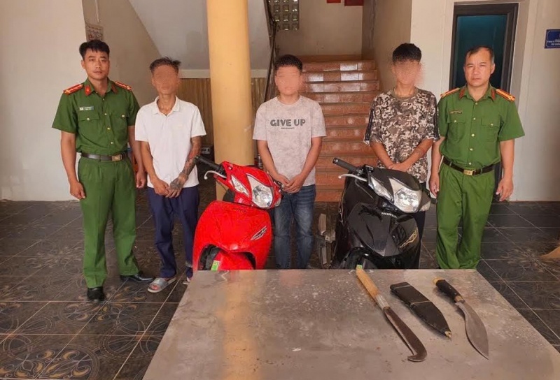 Bat nhom con do hanh hung nguoi dan ong hinh anh