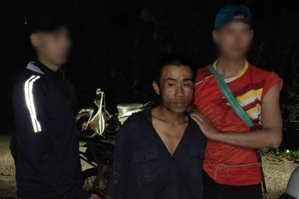 Doi tuong dung riu sat hai 2 nguoi sa luoi sau nhieu nam lan tron hinh anh