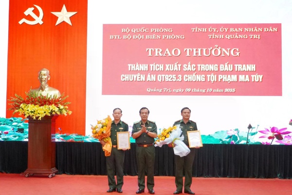 Trao thuong thanh tich xuat sac trong vu bat giu 500 kg ma tuy hinh anh