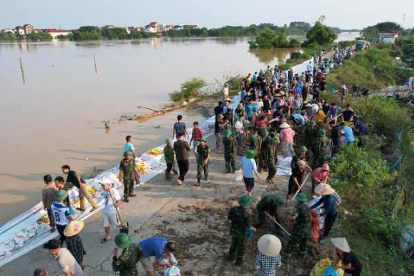 Nuoc song Cau vuot bao dong 3, Ha Noi thong bao khan cap di doi dan hinh anh