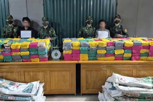 Thong tin moi vu vay bat 2 xe dau keo cho nua tan ma tuy vao Viet Nam hinh anh