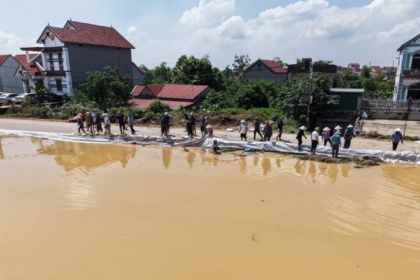 Ha Noi khan truong khac phuc su co nuoc tran mat de huu Cau o Da Phuc hinh anh