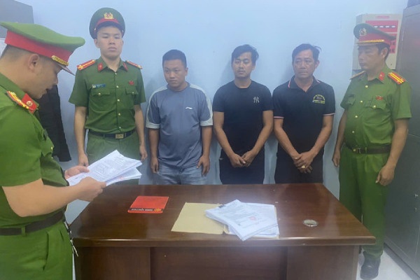 2 tai xe va mot phu xe chan danh nhau gay un tac giao thong o Lam Dong hinh anh