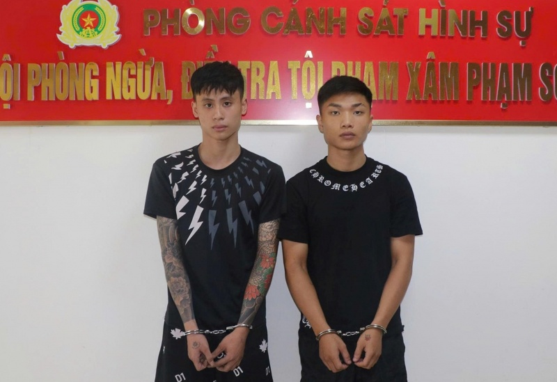 Bat 2 doi tuong gay ra 7 vu cuop giat tren duong pho hinh anh
