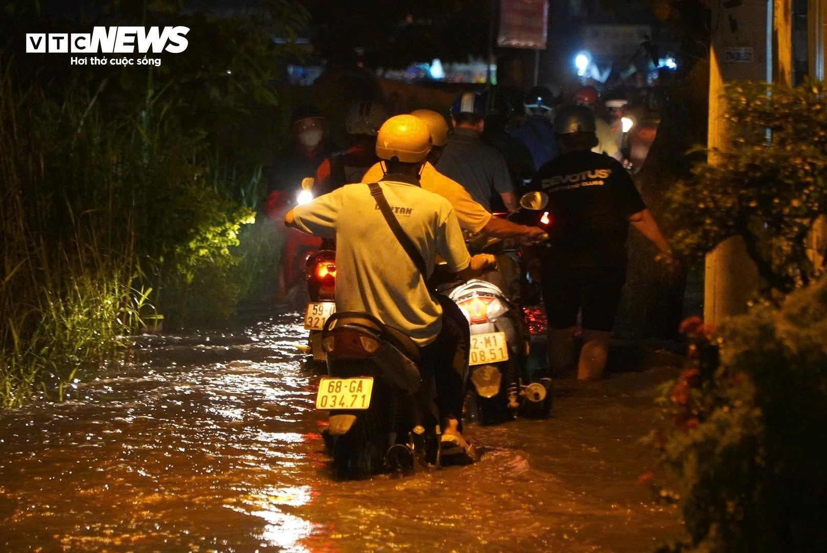 Trieu cuong ngap TP.HCM anh 4