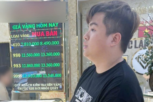 Den nha ban hoc choi, len vao buong 'chom' vang cua me ban hinh anh