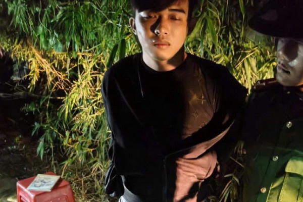 Doi tuong giau 3 khau sung trong nguoi khai de trom cho hinh anh