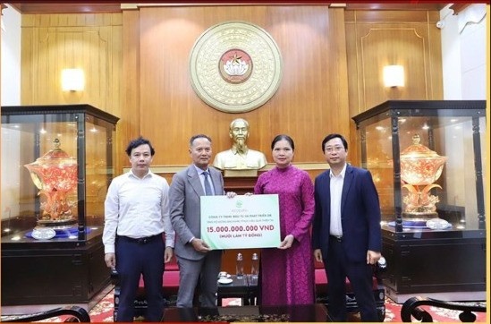 Hon 900 ty dong ung ho dong bao khac phuc hau qua bao lu hinh anh