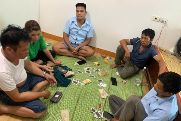 Tam giu 5 doi tuong loi dung mua bao to chuc danh bac hinh anh