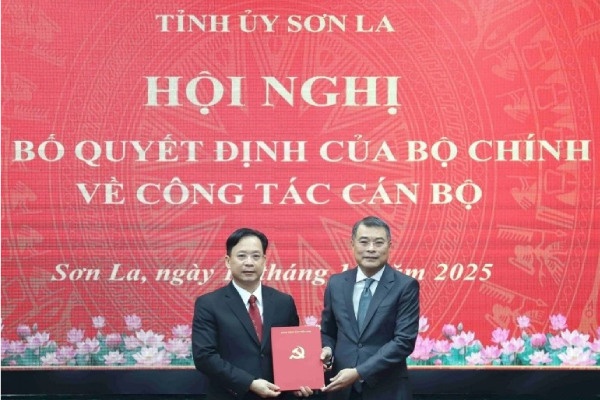 Bo Chinh tri chi dinh ong Hoang Van Nghiem giu chuc Bi thu Tinh Son La hinh anh