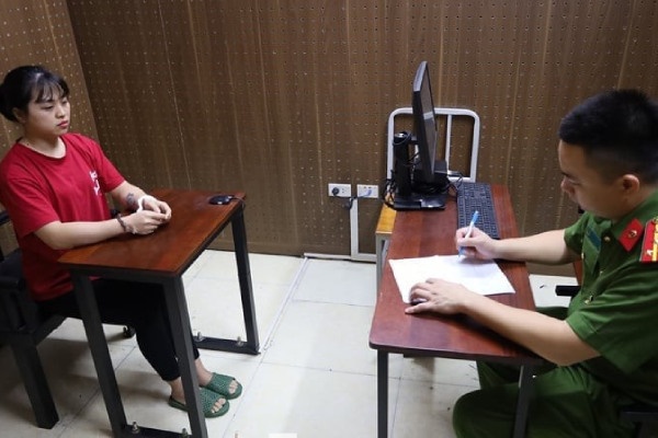 Khoi to 2 doi tuong lua dao buon nguoi xuyen bien gioi hinh anh