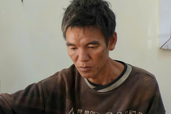 Bat nguoi dan ong sat hai em ho vi nghi bi 'bo bua' hinh anh