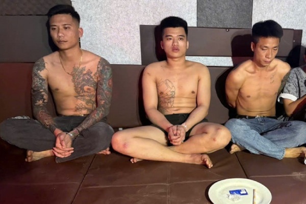 Quan karaoke 'chui' to chuc cho khach 'bay lac' luc nua dem hinh anh