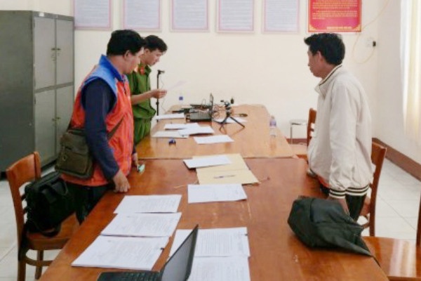 Nhan vien cong ty giao hang thu ho tien roi 'dut tui' 438 trieu dong hinh anh