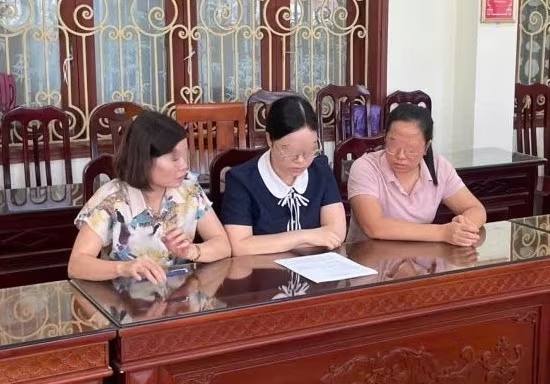 Khoi to nu giam doc cung 2 ke toan ve toi tron thue hinh anh