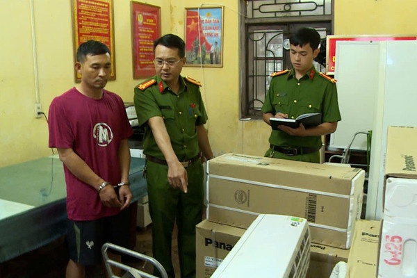 Bat 'sieu lua' vo dat mua dieu hoa lap cho truong hoc de chiem doat hinh anh