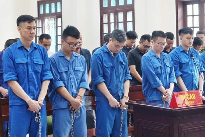 Nhom lanh dao, can bo hai quan bi phat tu vi tiep tay buon lau hinh anh