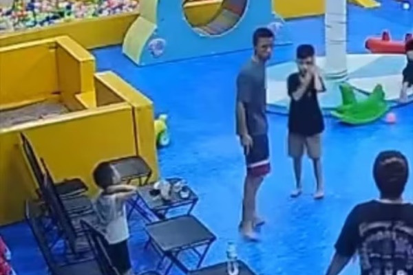 Trieu tap nguoi dan ong tat chau be 8 tuoi o khu vui choi tai Ha Noi hinh anh