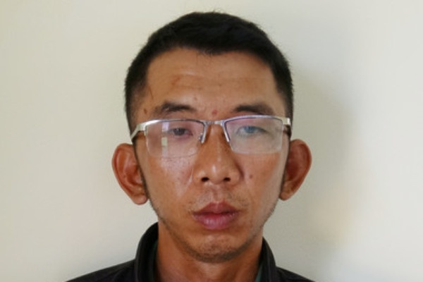 Bi chem,  dut lia tay,  vi doi duoc massage anh 1