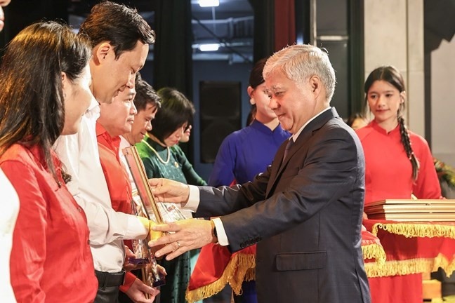 So tien ung ho,  Nhan dan Cuba anh 2