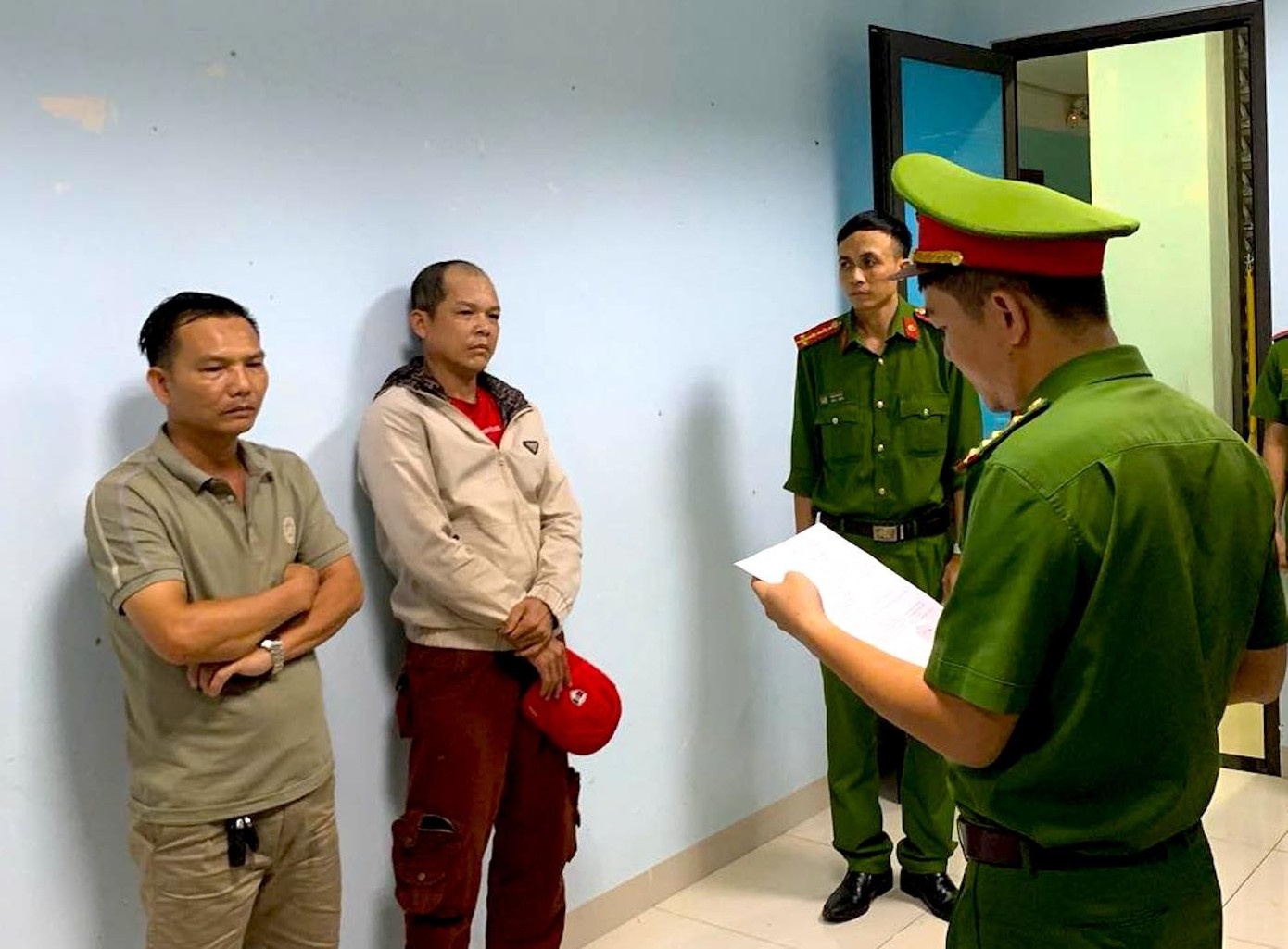 Tam giu 2 doi tuong chan dau chui boi, rut chia khoa oto cua CSGT hinh anh